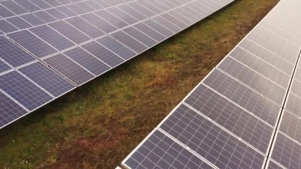 Hernieuwbare elektriciteit, onbemande vlucht over een in het veld gelegen zonnecentrale. — Stockvideo