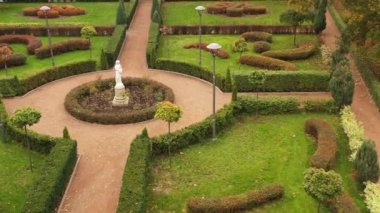 Buchan şehir parkındaki 4K Fransız bahçesi. Bir ağaç sanatının başyapıtı..