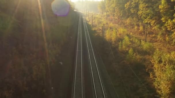 Slow Motion av kameran över flygningar som går till horisonten där solen stiger — Stockvideo
