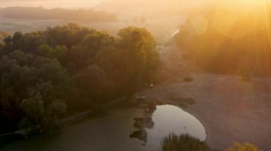 4k Sis, güzel yaz manzara, yüksek kalitede sabah yaz çayır üzerinde Uçan
