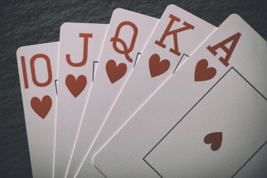 Siyah arka planda Royal Floş, çok nadir bir poker eli.