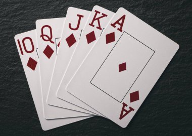 Siyah arka planda Royal Floş, çok nadir bir poker eli.