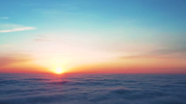 Vídeo aéreo amanecer sobre las nubes disparado con aviones teledirigidos — Vídeo de stock