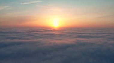 Güneş gökyüzünde yükseliyor. Hava videosu.