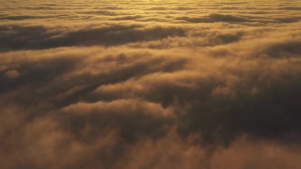 Stürmische violett-blaue Wolken bei Sonnenuntergang, Drohnenblick. — Stockvideo