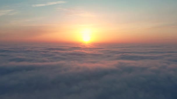 O sol está nascendo nuvens céu Vídeo aéreo — Vídeo de Stock