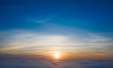 Sarı ve mavi şafak bulutların üzerinde, konsept, seyahat ve eğlence.