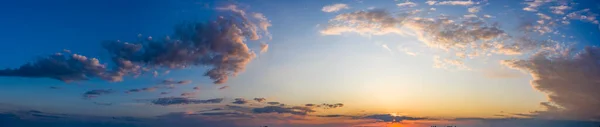 Gelbe und blaue Morgendämmerung über Wolken, Konzept, Reisen und Freizeit. — Stockfoto