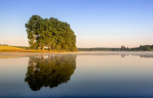 Nascer Sol Colorido Pequeno Lago Perto Fundo Aldeia — Fotografia de Stock