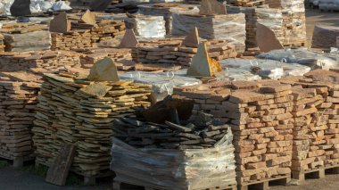 Yüzü taşa bakan paletler ve kaldırım taşları puanları