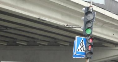 Trafik ışıklarında çalışıyor ve yaya geçidinde yakın çekim işareti var.