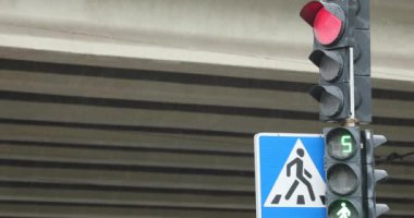 Trafik ışıklarında çalışıyor ve yaya geçidinde yakın çekim işareti var.