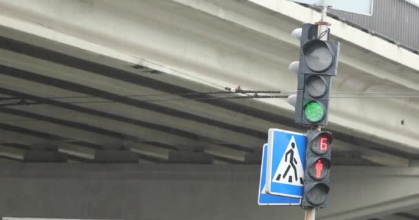 Werkend verkeerslicht en verkeersbord voor voetgangers van dichtbij — Stockvideo