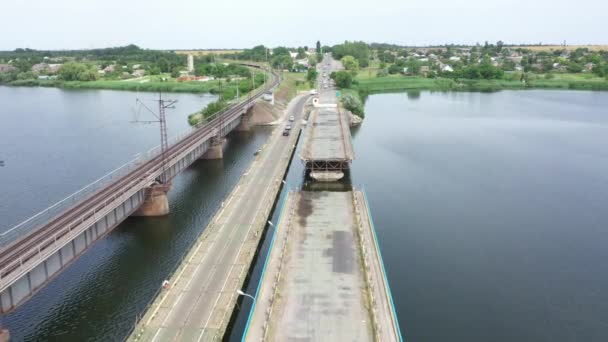 Ucrania, la ciudad de Pokrov, parte del puente de carretera cayó en el río. — Vídeos de Stock