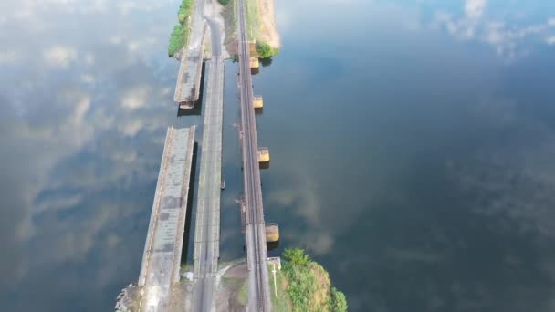Ukrayna, Pokrov şehri, köprünün bir kısmı nehre düştü.. — Stok video