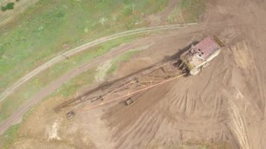 Madencilik alanında çalışan eski bir maden kazıcısının üst görüntüsü.