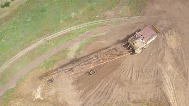 Vista dall'alto di un vecchio escavatore cava che lavora sul sito di estrazione mineraria. — Video Stock