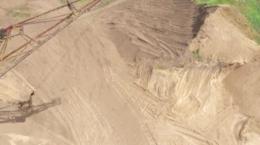 Madencilik alanında çalışan eski bir maden kazıcısının üst görüntüsü.