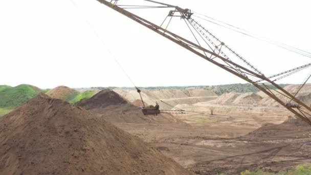 採掘現場で働く古い採石場掘削機のトップビュー. — ストック動画
