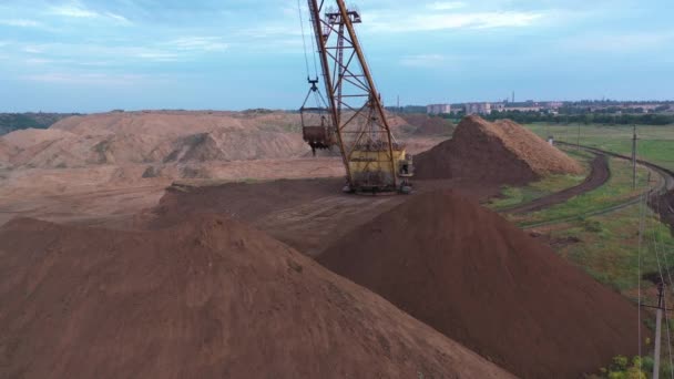 Uma grande escavadeira de pedreira remove a camada superior do solo. — Vídeo de Stock
