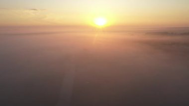 Bulutların üstünde. Güneş yavaşça batıyor..