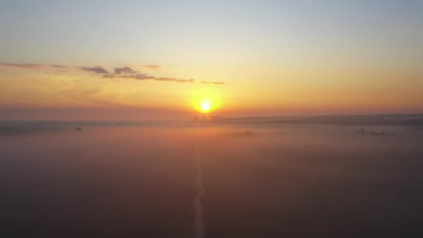 Por encima de las nubes. El sol se está poniendo lentamente. — Vídeo de stock