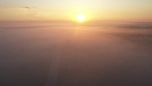 Boven de wolken. De zon gaat langzaam onder.. — Stockvideo