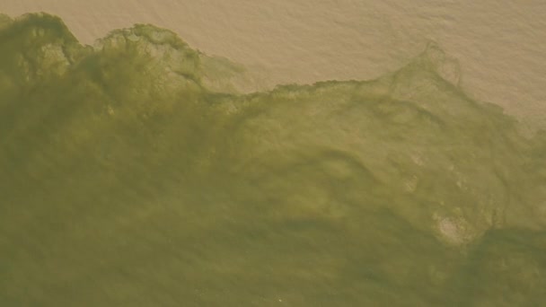 Eau sale dans la rivière Dniester en raison des inondations dans les Carpates.