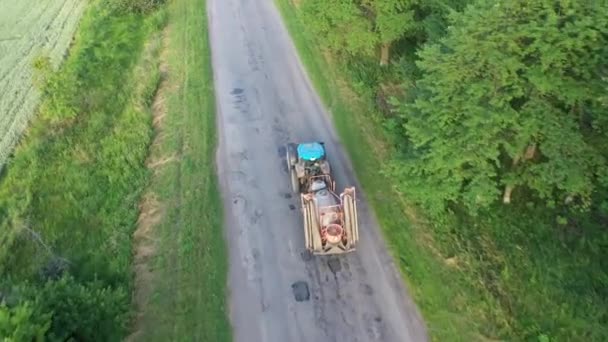 Letecký pohled na starý traktor s postřikovačem. — Stock video