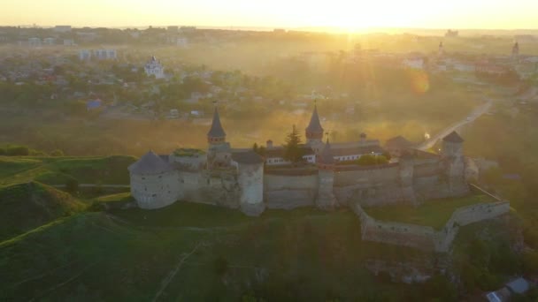 Ранковий ландшафт. Вид з повітря на фортецю Кам'янець - Подільський.. — стокове відео