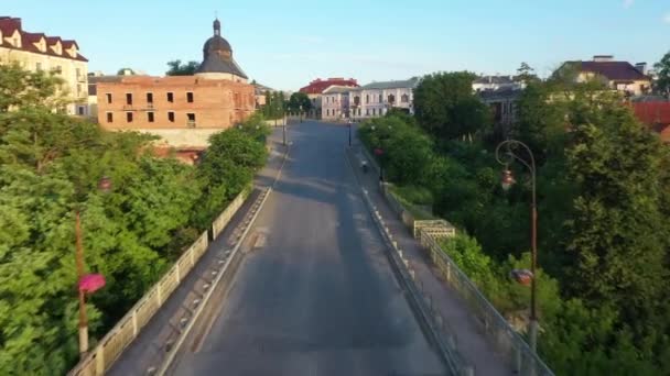 Вид с воздуха на старую, туристическую часть города Каменец-Подольский . — стоковое видео