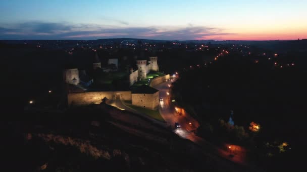 Château de Kamenets Podolsk sur fond de ciel nocturne. vue sur drone — Video
