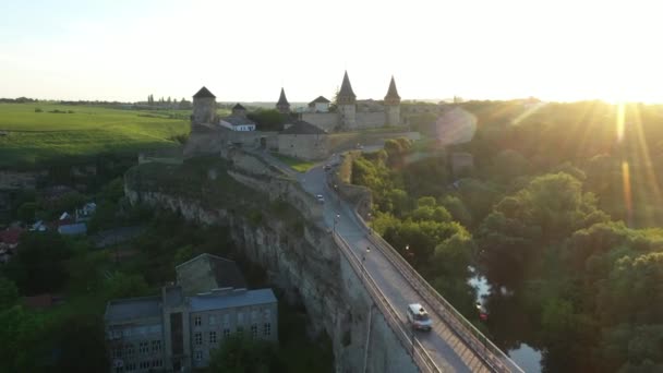 Sabah manzarası. Kamianets-Podilskyi kalesinin havadan görünüşü. — Stok video