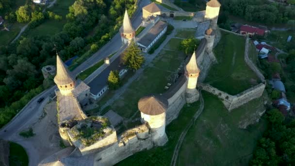 Ранковий ландшафт. Вид з повітря на фортецю Кам'янець - Подільський.. — стокове відео