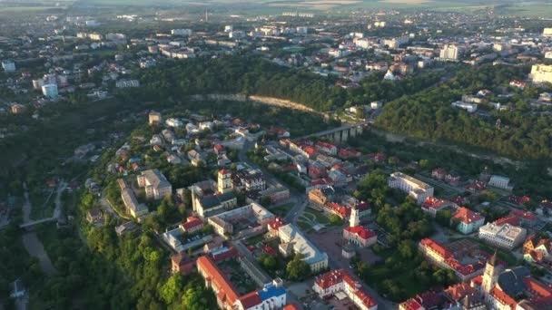 Widok z powietrza na starą, turystyczną część miasta Kamianets-Podilskyi. — Wideo stockowe