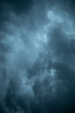 Olağanüstü hava koşulları. Karanlık ve Dramatik Fırtına Bulutları Arkaplanı