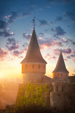 Popüler bir turizm merkezi. Kamianets-Podilskyi, Ukrayna 'daki antik taş kale