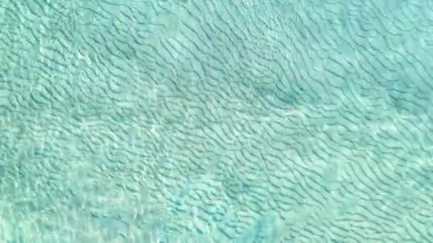 Eau de mer turquoise parfaitement pure, texture. — Video