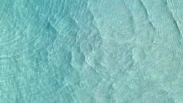 Doskonale czysta turkusowa woda morska, tekstura. — Wideo stockowe
