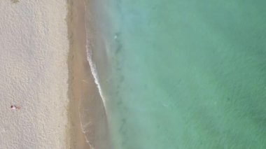 Tropik Karayip plajı. Popüler bir turizm merkezi.