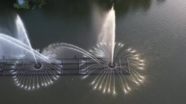 Muzikale fontein in Vinnytsia, Oekraïne. Drone aanzicht. — Stockvideo