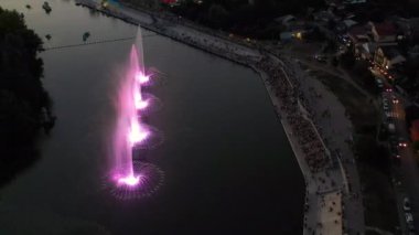 Vinnytsia, Ukrayna 'da müzik çeşmesi. Drone görünümü.