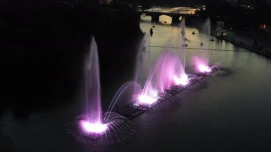 Vinnytsia, Ukrayna 'da müzik çeşmesi. Drone görünümü.