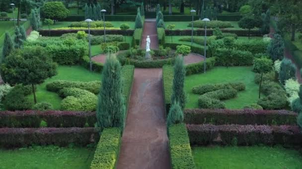 Franse tuin in het centrum van Buchan stadspark van topiary art. — Stockvideo