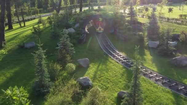 Jardín francés en el centro de la ciudad de Buchan parque de arte topiario. — Vídeo de stock