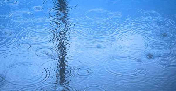 Yağmur Damlaları Yüzünden Suda Daireler Çiziyor Gökyüzü Suya Yansıyor — Stok fotoğraf