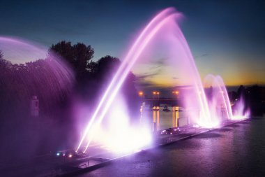 Geceleri nehirdeki renkli bir çeşmenin drone görüntüsü.