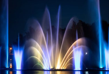 Geceleri nehirdeki renkli bir çeşmenin drone görüntüsü.