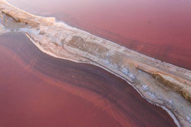 Pembe Ada 'daki adanın kıyılarında beyaz tuz. Lemuria Gölü, Ukrayna.