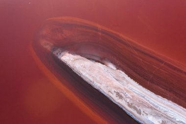 Pembe Ada 'daki adanın kıyılarında beyaz tuz. Lemuria Gölü, Ukrayna.